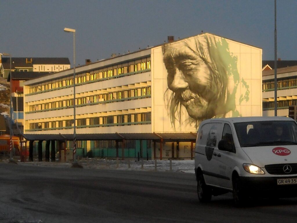 Gavlkunst i Nuuk, foto af gammel inuk